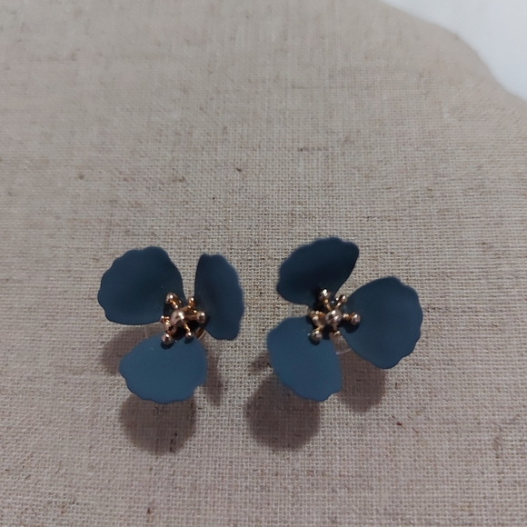 Flower earring - Picture 3 of 3